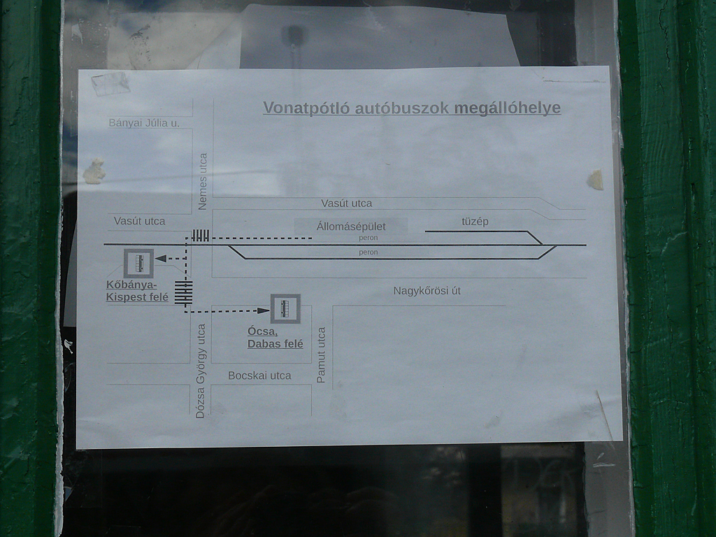Utastájékoztatás: vágányhálózatot is tartalmazó helyszínrajzon mutatják meg az utasoknak a pótlóbusz megállóit