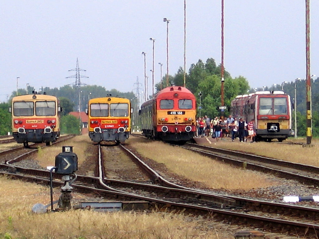 Mellékvonali nyüzsgés Tócóvölgy állomáson<br>A képre kattintva további felvételek nyílnak meg<br>(fotó: Szabó István)