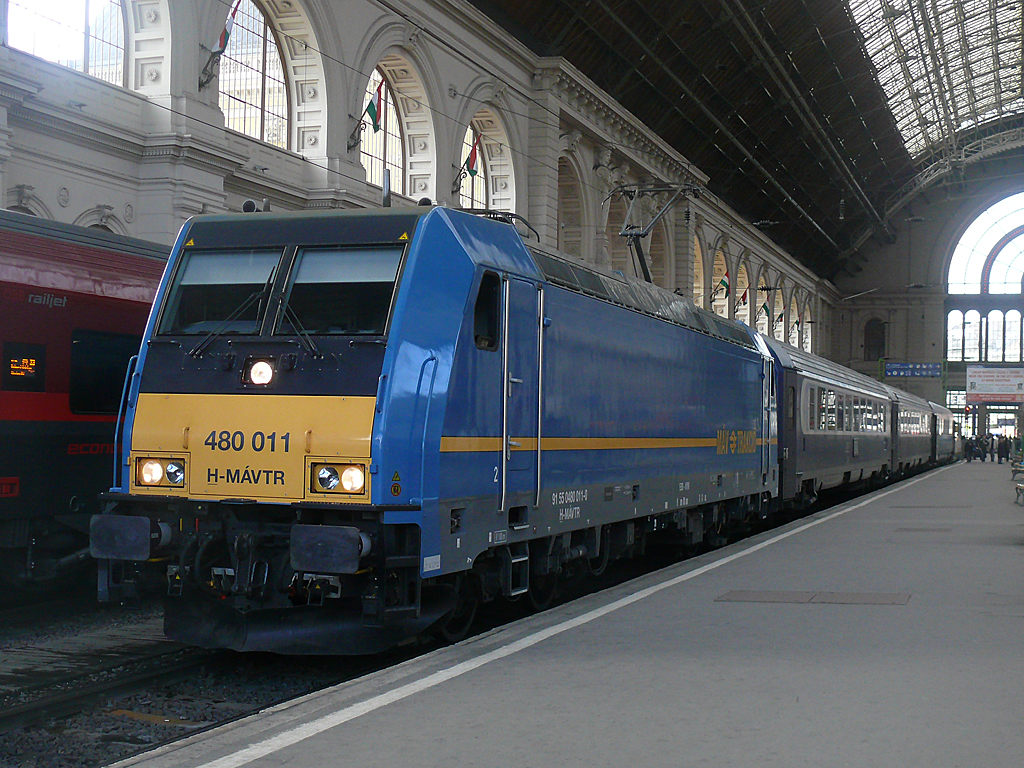 Traxx román stokkal a Keletiben. Decembertől talán Bukarestig is elhúzza a vonatot?