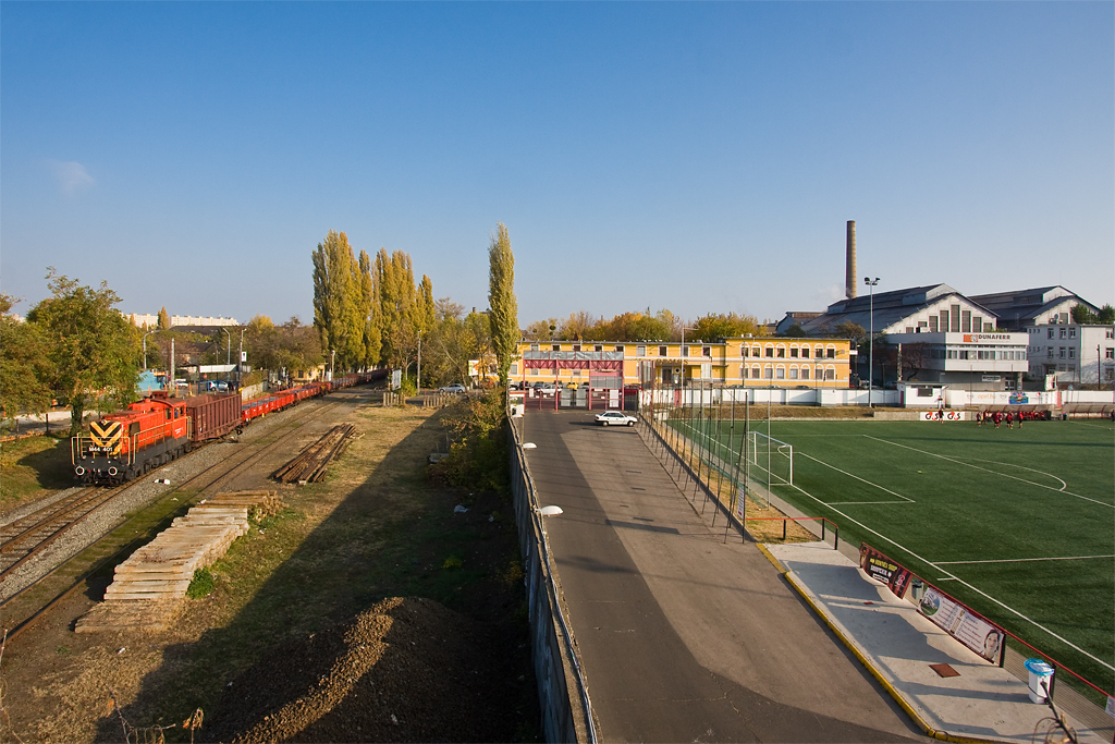 A hengermű, a kispesti stadion, és az iparvágányra vonatot toló Bobó egy őszi képen