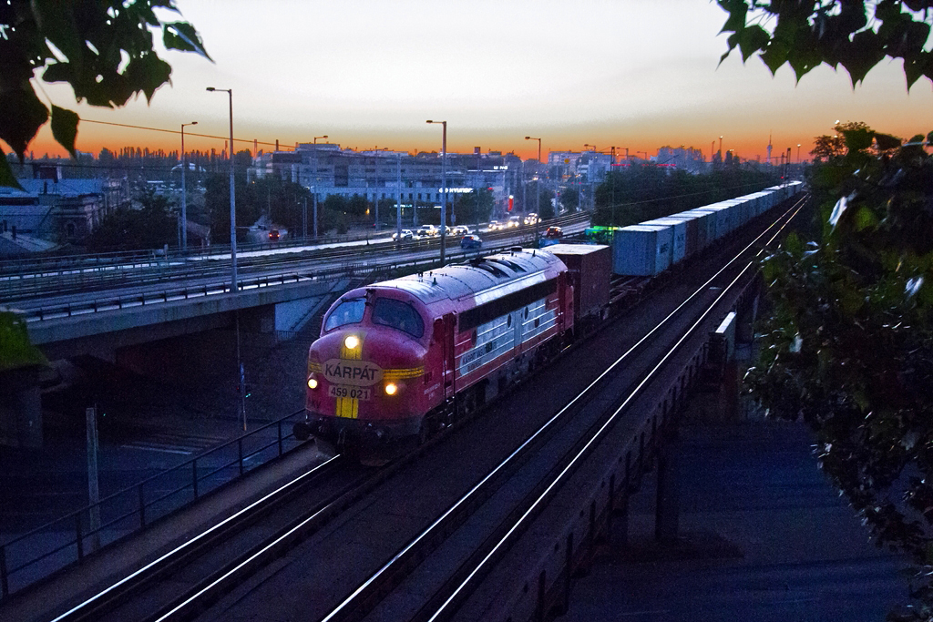 A Kárpát Nohab gyorsítja vonatát a Duna és még épp a napkelte előtt
