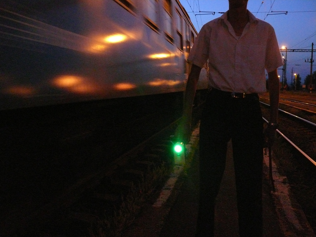 Százhalombatta állomáson a HRS vasúti kézi jelzőlámpa menesztés közben<br>(fotó: HRS-Traffic)