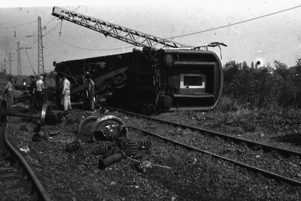 1975. szeptember 20-án Emődön a 120 kilométer per óra sebességgel behaladó 402. sz. kassai gyors utolsó 3 kocsija váltóhiba miatt kisiklott az állomás 10. kitérőjén<br>(forrás: MÁV Levéltár)