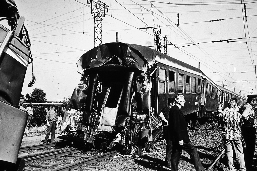Vácott 1974. július 17-én a III. vágányra bejáró 239 sz. személyvonat V43 1183 psz. gépébe ütközött a 220. sz. személyvonat körüljáró, V43 1192 psz. mozdonya. Két utas meghalt, 28 személy megsebesült. A képen a 239 sz. vonat részlete, a V43 1183 és a Bahv 6688 psz. kocsi látható<br>(forrás: MÁV Levéltár)