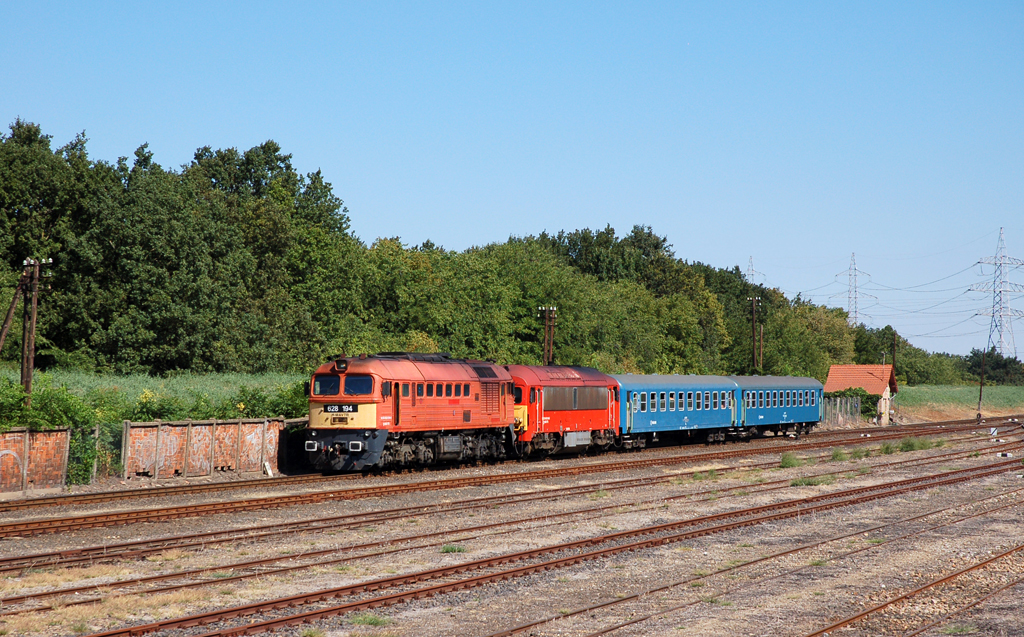A Szergej mögé a vonat forda szerinti mozdonyát, a 146-os Csörgőt sorozták. A szegedi nagyállomáson az M62-es a fűtőházba távozott, így visszaútban már a 146-os Csörgő továbbította a békéscsabai személyvonatot<br>(fotók: Fritz Gergely)