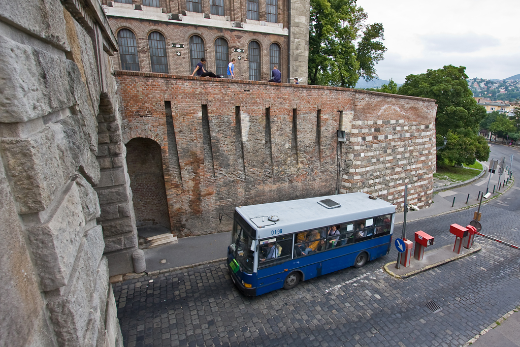 A vár felé teper egy 16-os busz<br>(fotó: Vörös Attila)