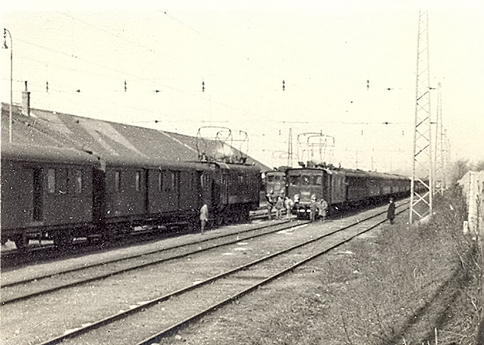 Kandó-mozdonyok menetrend szerinti forgalomban. A V40 001, V40 002 és a V60 002-es találkozása Tata-Tóváros állomáson 1933 februárjában<br>(fotó: a Magyar Elektrotechnikai Múzeum gyűjteményéből) 