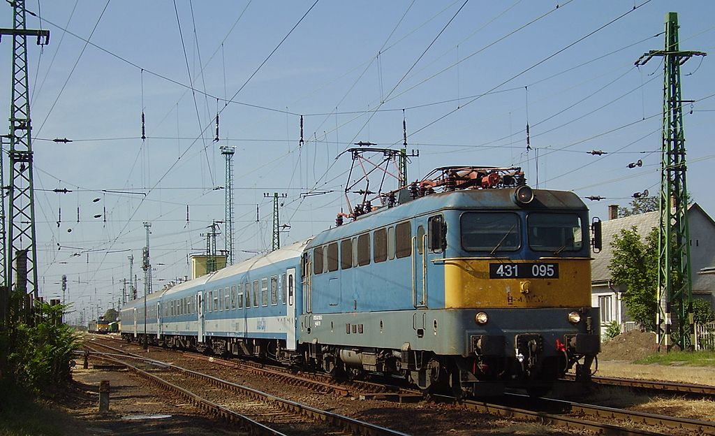 A gyorsvonatok többsége a képen látható 657-es számú, normális esetben Dália IC-ként közlekedő vonat kocsimennyiségével közlekedett