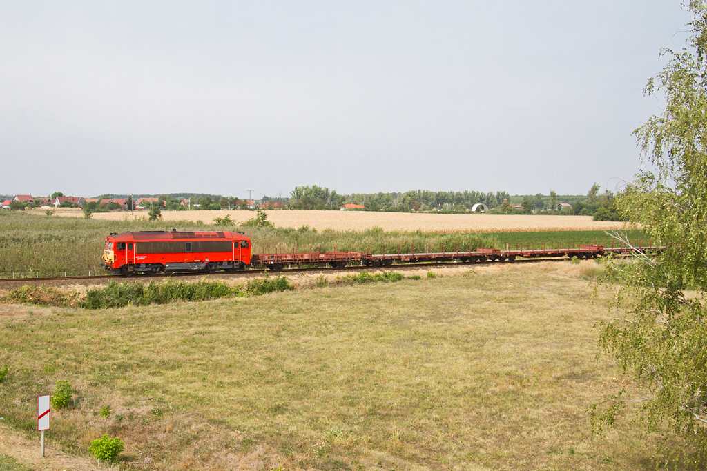 A tehervonatot a 103-as Csörgő továbbította<br>(fotó: Vörös Attila)