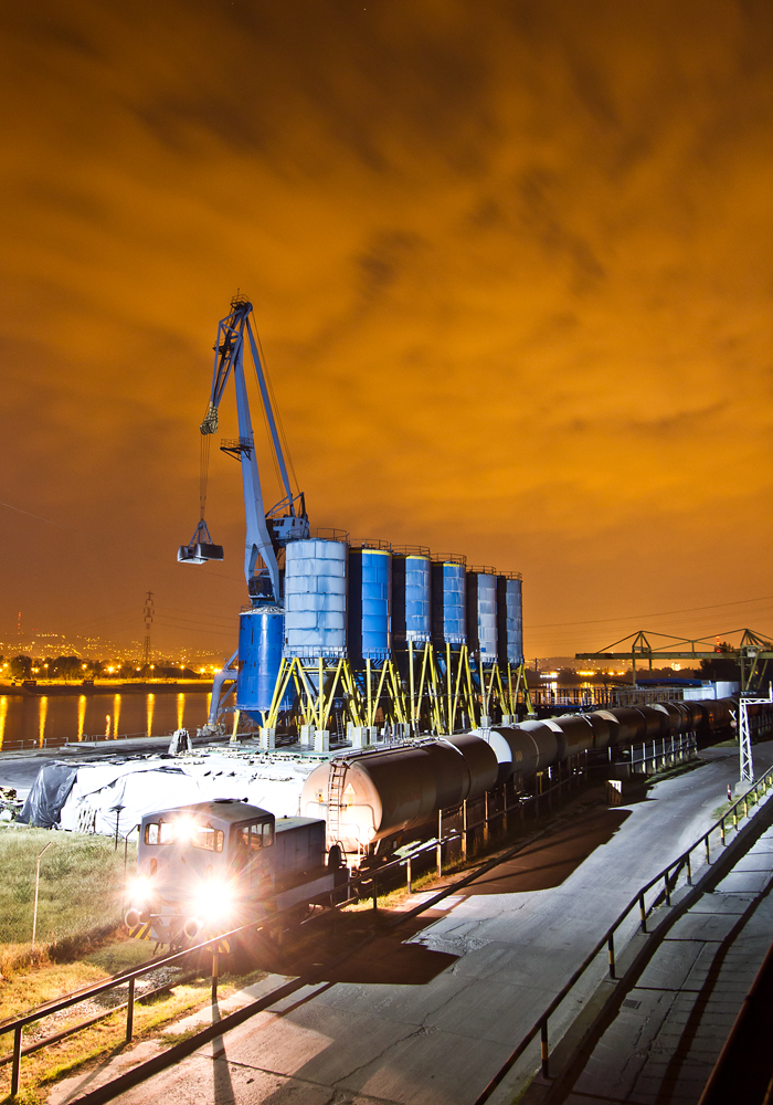 A kikötő előtt halad az Oiltanking iparvágánya felé egy tartályvonat<br>A képre kattintva galéria nyílik<br>(fotók: Vörös Attila)