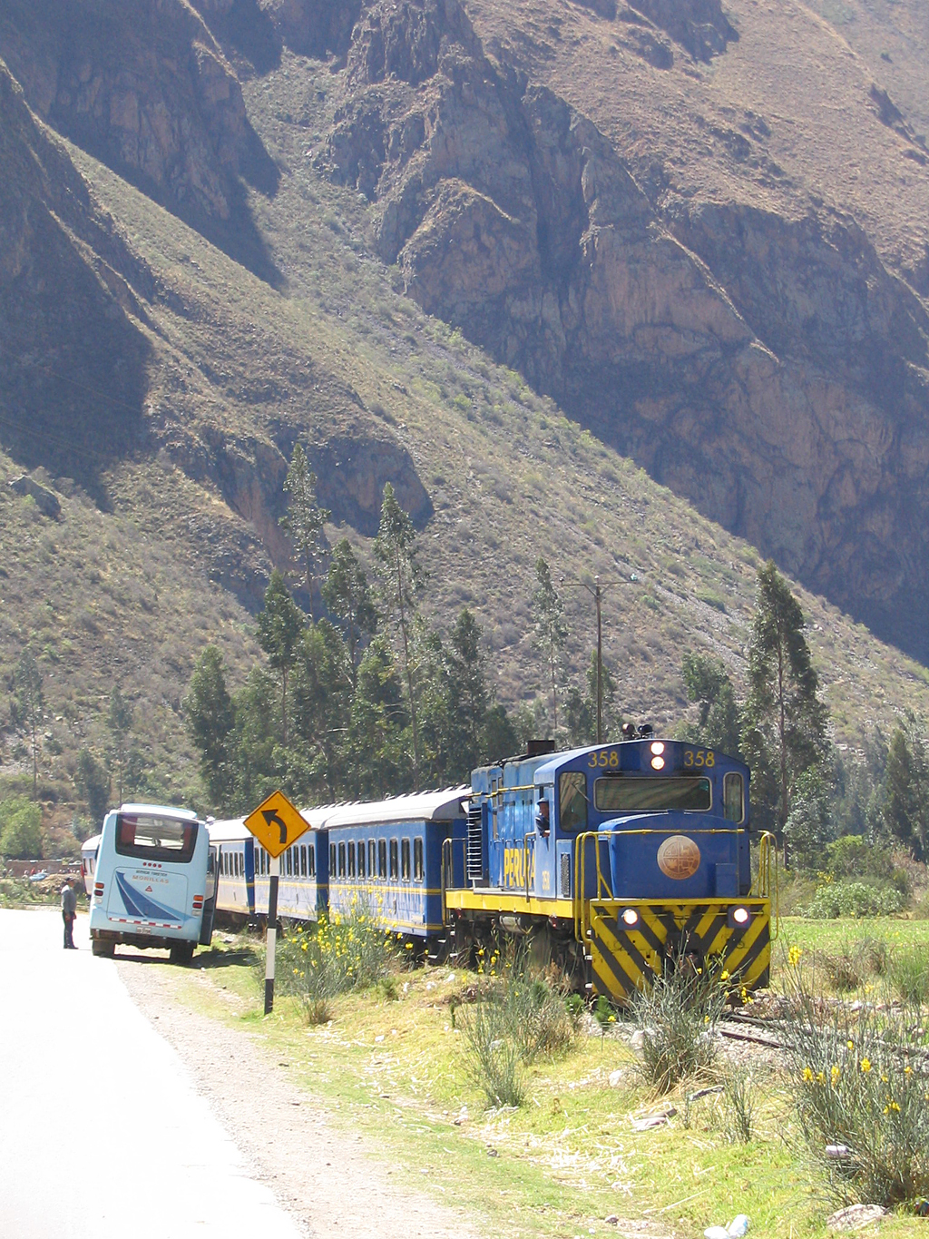 A Mollendóból Cuzcóba tartó vonat az Andokban a perui déli – keskennyomtávú – fővonalon<br>(fotó: Jörg Stallman)