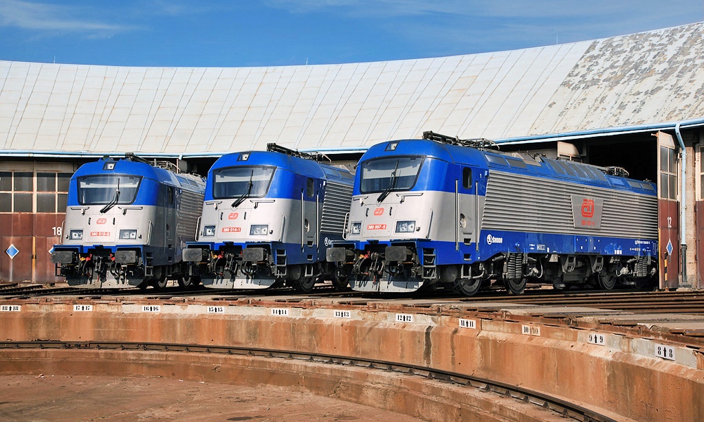 A 380-as típusú mozdonyok készen állnak a feladatra<br>(fotó: zelpage.cz)