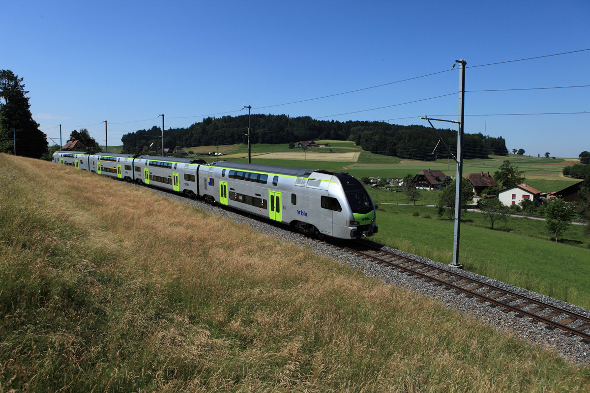 Próbafutás nehéz terepen: a Bern–Schwarzenburg vasútvonal a járművek számára igazi megpróbáltatás, ahol szűk ívek és meredek emelkedők váltják egymást, de a kettő kombinációja is itt-ott előfordul<br>A képre kattintva fotógaléria nyílik<br>(a képek forrása: www.bls.ch)