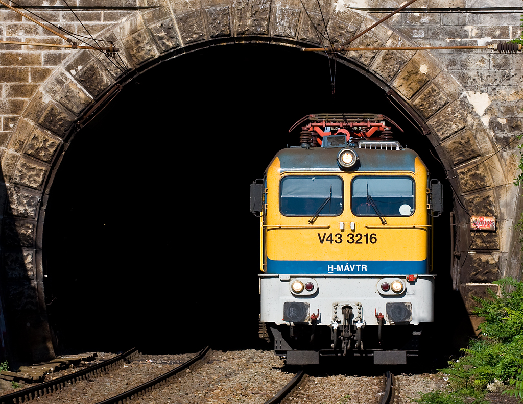 Egy darabig várhatóan nem bújik ki pécsi intercity a Déli pályaudvar alagútjából<br>(fotó: Vörös Attila)