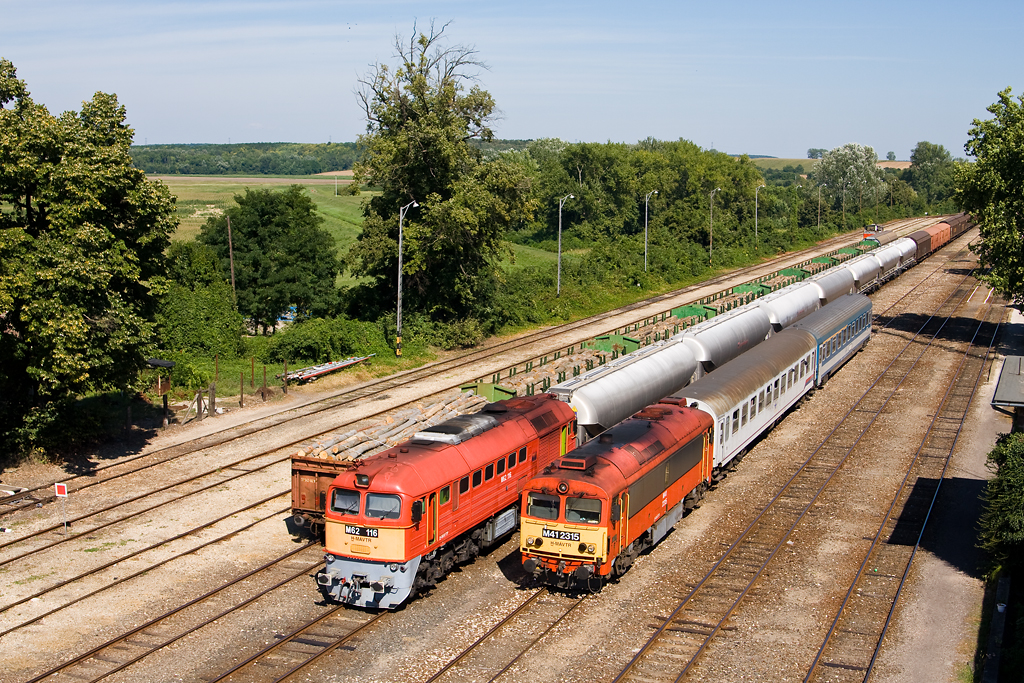 A Dráva intercity a villányi állomáson halad Pécs felé 2010 nyarán<br>(fotó: Vörös Attila)