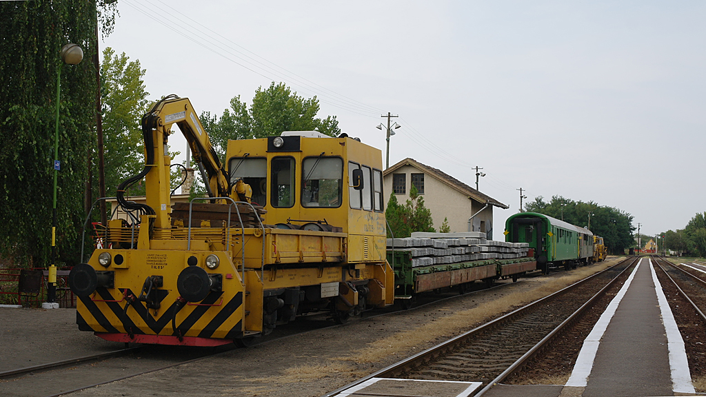 Indulásra készen a betonaljakat szállító vonat Sárándon<br>A képre kattintva fotógaléria nyílik<br>(a szerző felvételei)