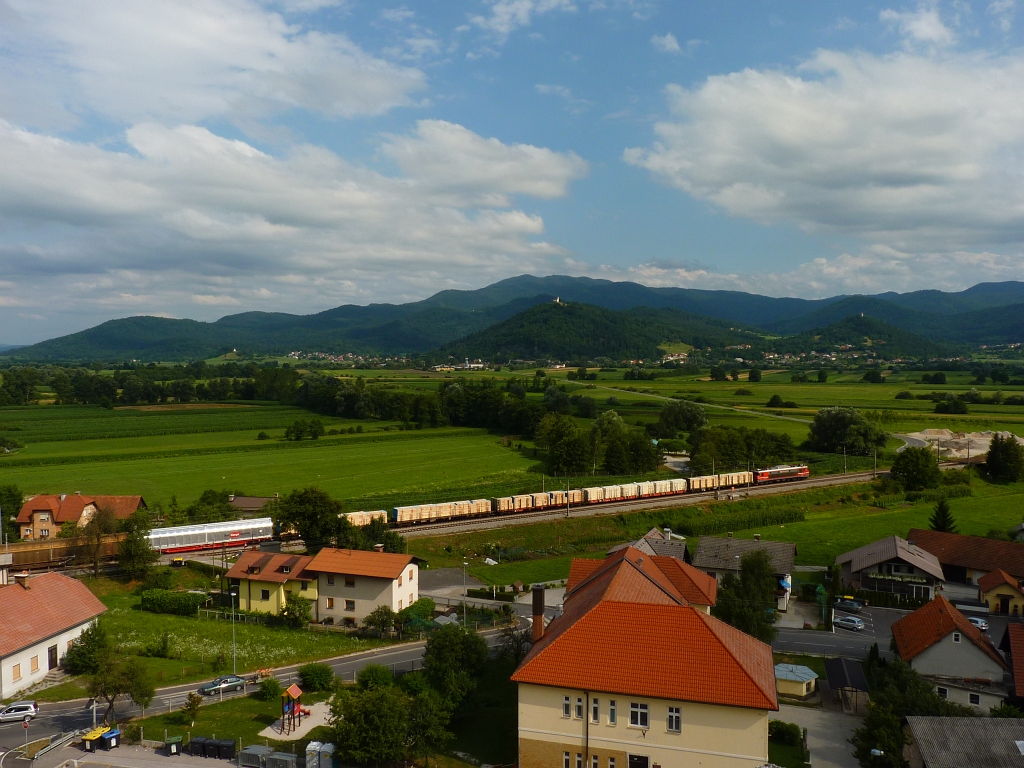 Ha a koperi kikötőbe tartó vonatokra nem jut Taurus, a (Brigitte Bardot után) Brižitka becenevű francia eredetű villamos mozdony küzd meg a Karszt-hegység emelkedőivel. Az emelkedők azonban csak ezután következnek, a vonat még a Ljubljanai-síkságon halad Notranje Gorice közelében<br>A képre kattintva galéria nyílik<br>(fotók: a szerző)