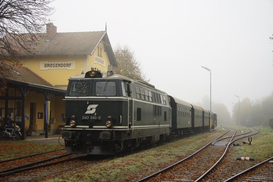 Az ÖBB 2143 040 pályaszámú nosztalgiamozdonya Drosendorf állomáson október 21-én