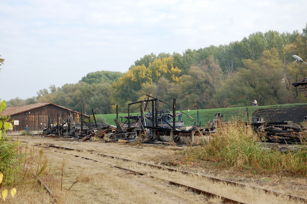 A leégett raktár október 26-án, délelőtt<br>A képre kattintva fotógalériánkat tekinthetik meg<br>(fotók: Fritz Gergely)
