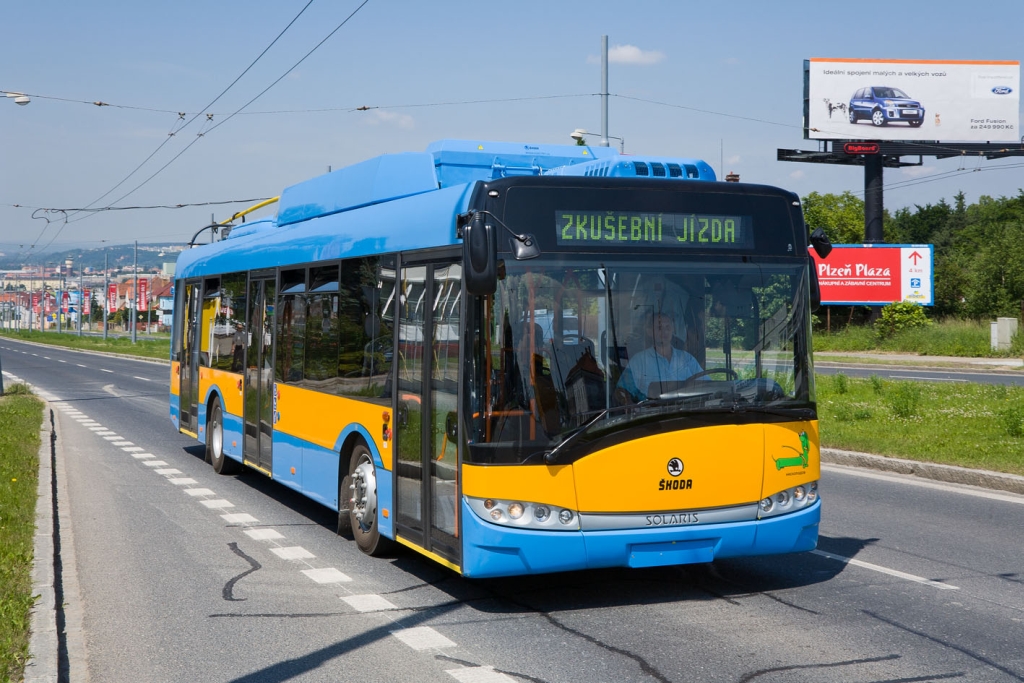 A 26 Tr Solaris típusú trolibusz Plzeň utcáin<br>(fotó: skoda.cz)