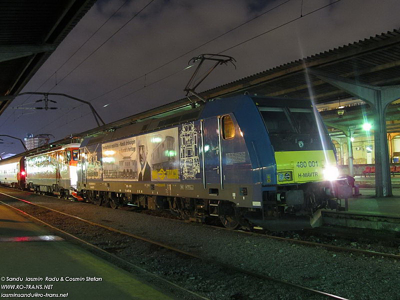 A Kandó-Traxx Bukarest Északi pályaudvarán. Október 30-án egy Bukarest–Brassó vonatpárral próbázott<br>A képre kattintva galéria nyílik<br>(a képek forrása: ro-trans.net)