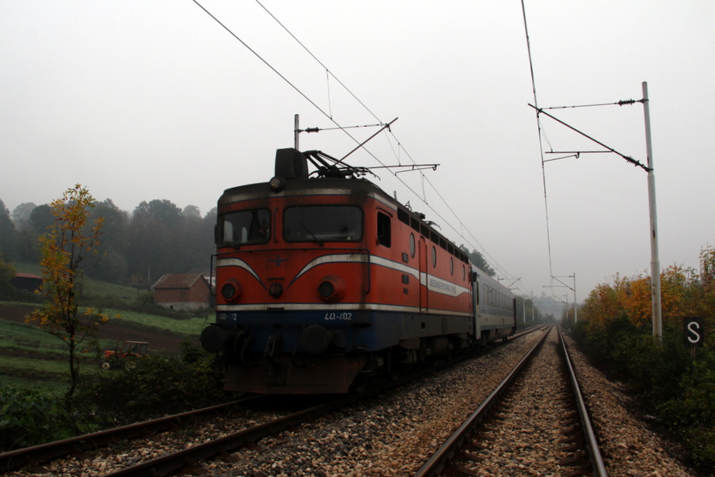 Bosznia szerb mozdonnyal, de már csak egyetlen kocsival vesztegel az IC valahol Dobojtól északra