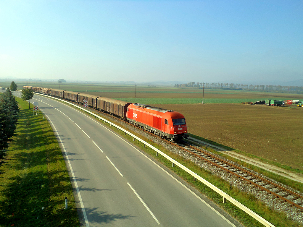 A felsőlászlói tolatós nyolc kocsival érkezik Sopronkeresztúr állomásra 2012. október 22-én. Menetrendváltástól a Sopronkeresztúr–Felsőlászló vasútvonal teljesen megszűnik, a tolatós sem fog közlekedni<br>(fotók: Csoma Bence László)