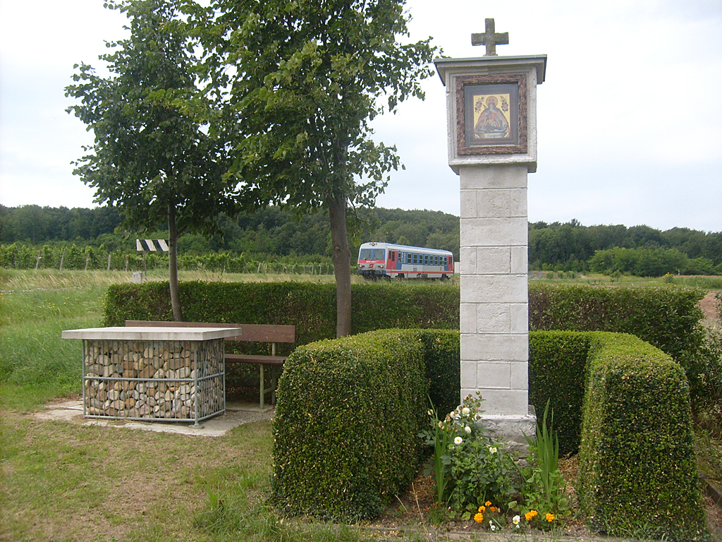 Személyvonat bujkál Alsópéterfánál 2011. július 31-én. Ekkor szűnt meg három vonatpár kivételével az összes vonat Sopronkeresztúr és Sopronnyék-Haracsony között