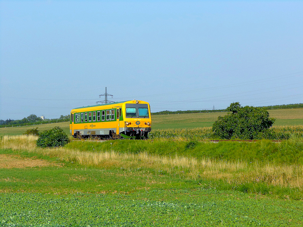 Személyvonat döcög Alsópéterfa (Unterpetersdorf) határában 2012. augusztus 6-án. Pár napra visszatértek a motorkocsik a vonalra vágányzár miatt