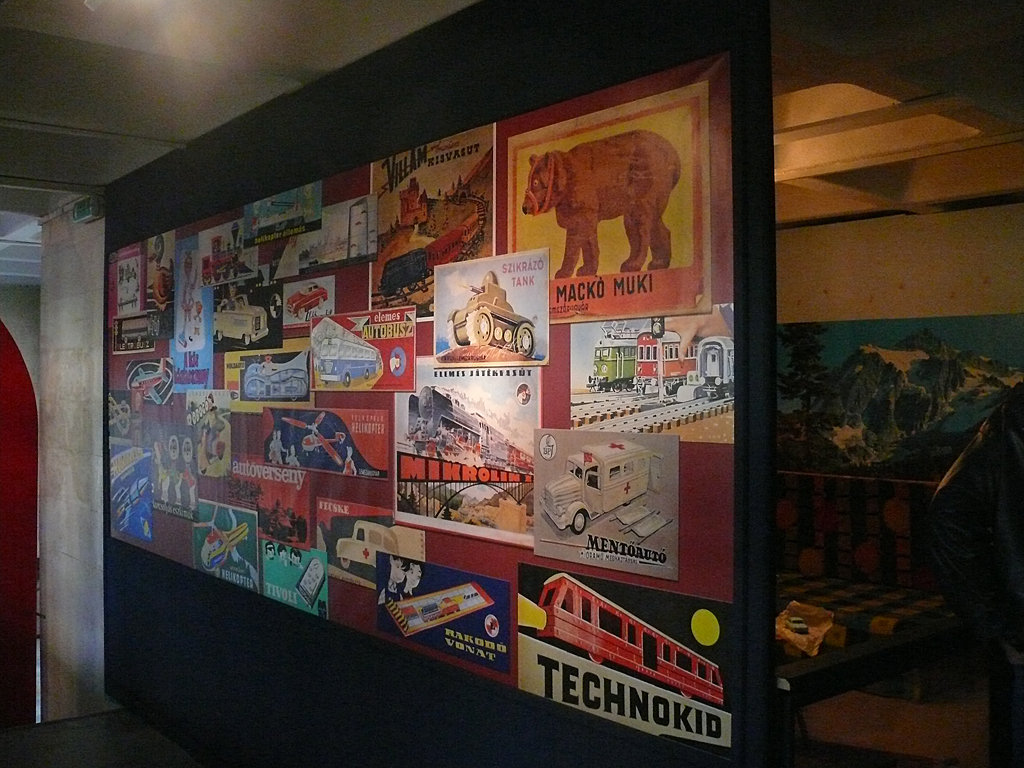 Plakátok és játékok dobozainak fotói borítják a falat