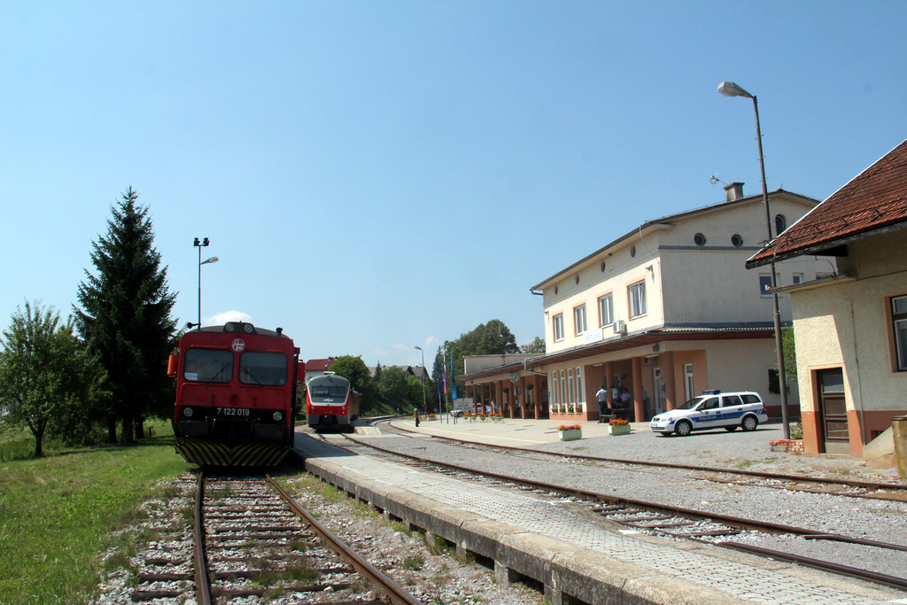 Kényelmetlen, átszállásos kapcsolat a horvát és szlovén motorvonat között Metlikában. Az utasok azonban most már ezt is visszasírhatják