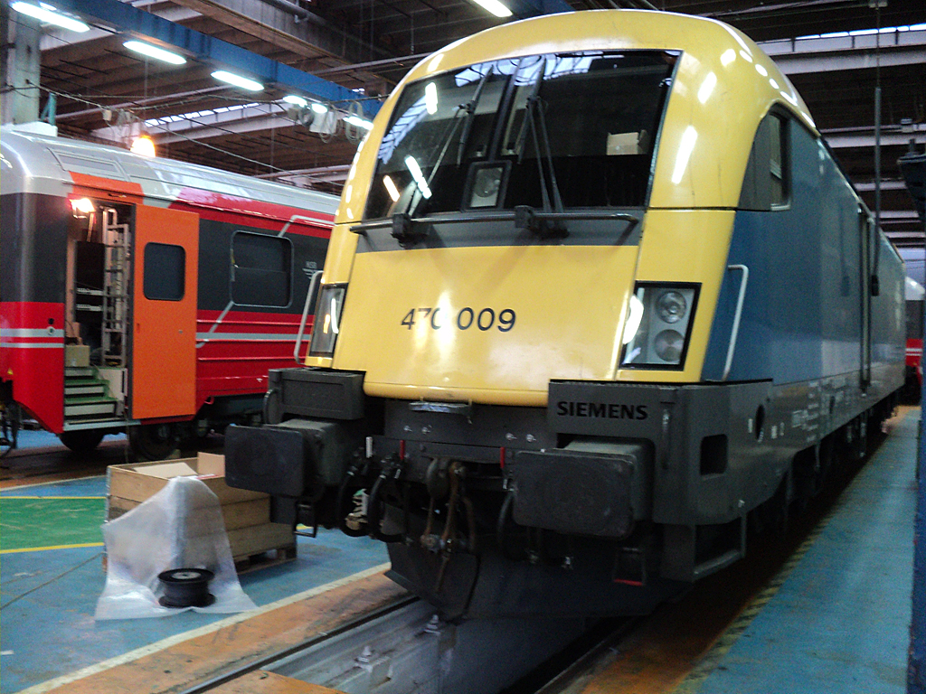 Az első mozdony, a 470 009 a szereldében<br>(forrás: Bombardier MÁV Kft.)