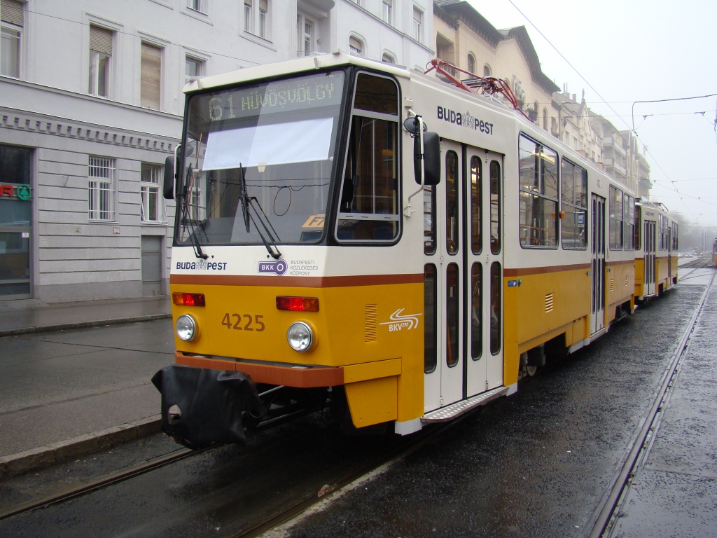 Az új arculat szerint felmatricázott Tatra T5C5K2 villamos a Móricz Zsigmond Körtéren<br/>A képre kattintva galéria nyílik!<br/>(fotók: Fábián Attila)