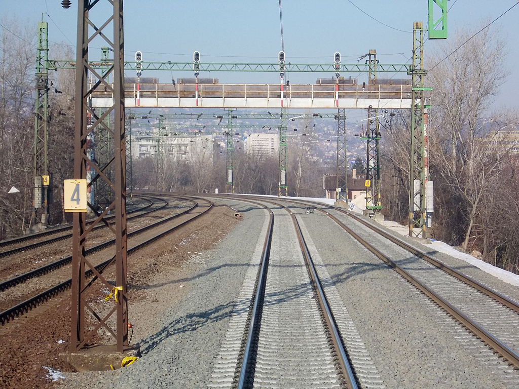 Kelenföld állomás hárosi oldali jelzőhídja a jobb oldalon a 30a vonal két új, a bal oldalon a 40a vonal két régi vágánya
