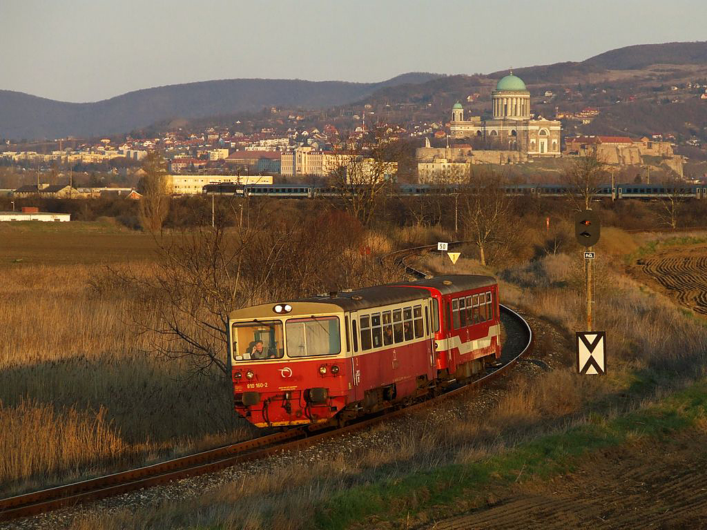 Párkányt hagyja el a szlovák Studenka, háttérben az esztergomi bazilika és egy Budapest felé tartó eurocity