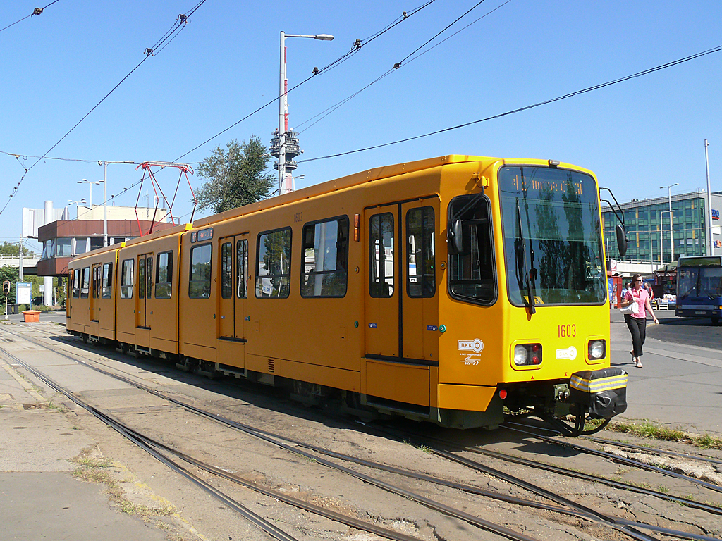 Az újonnan érkezett hannoveri villamosok egyike a 42-es vonalon<br>(fotó: a szerző)