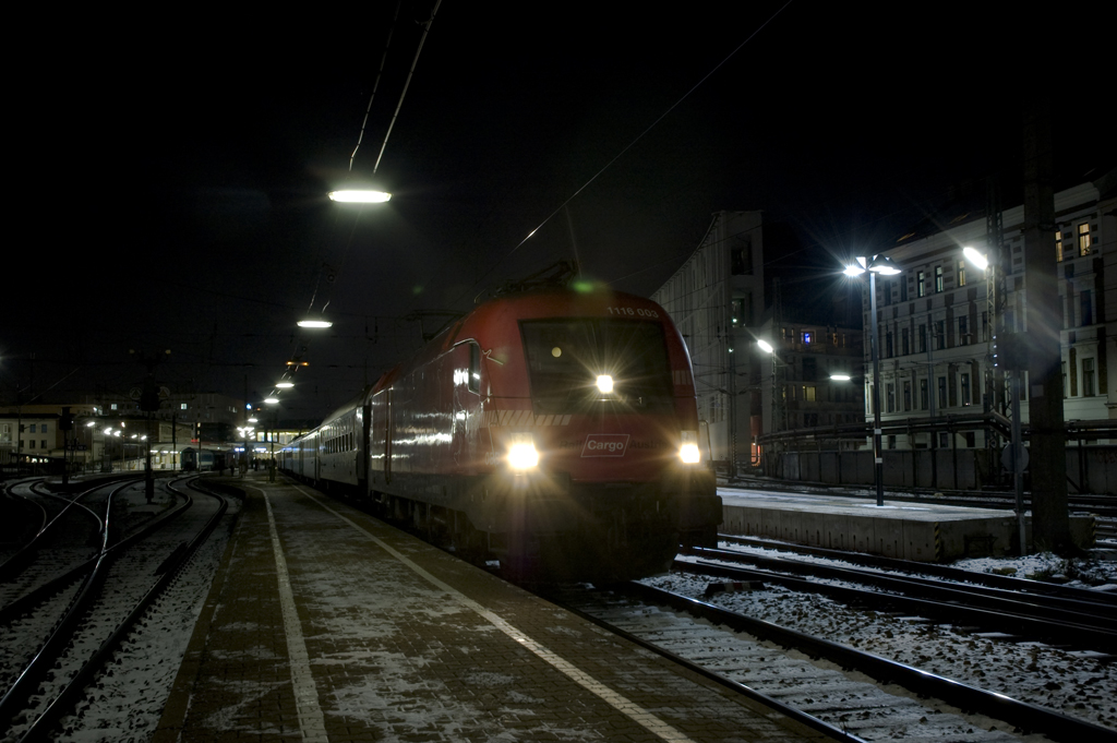 A Nosztalgia különvonatának esélye sem volt beférni a perontető alá. A kép az indulás előtt készült a Westbahnhofon