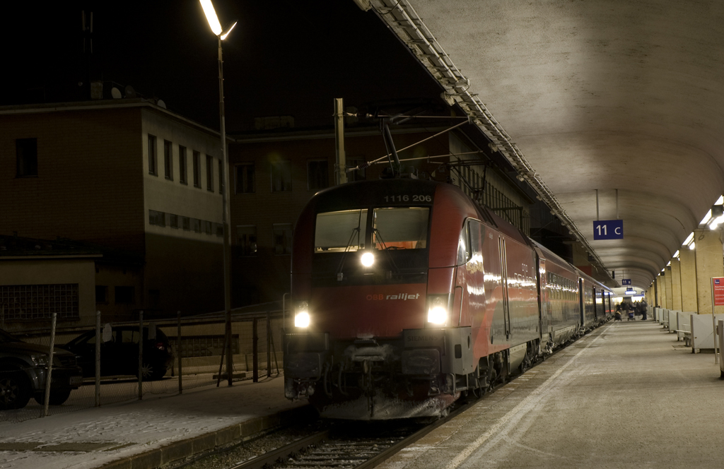 A railjetek teltházzal közlekedtek. A Westbahnhofon készült fotón látható szerelvény Budapestről érkezett