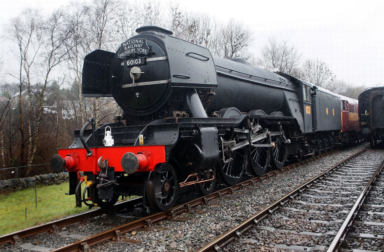 Tíz évnyi felújítást követően, január nyolcadikán továbbított először vonatot a futópróbák során háborús fekete festést viselő Flying Scotsman<br>(fotó: Manchester Evening News/Andy Lambert)