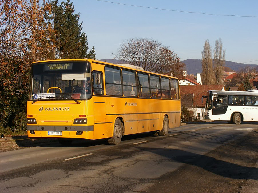 Pilisvörösvár állomásról kanyarodik ki az Esztergomba tartó két vonatpótló busz<br>A képre kattintva fotógaléria nyílik<br>(Gálicz Zoltán felvételei 2012. december 29-én készültek)