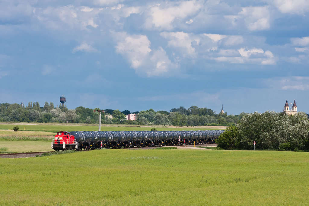 A foktői növényolajgyár iparvágányán halad üres vonatával a DBSRH gépe