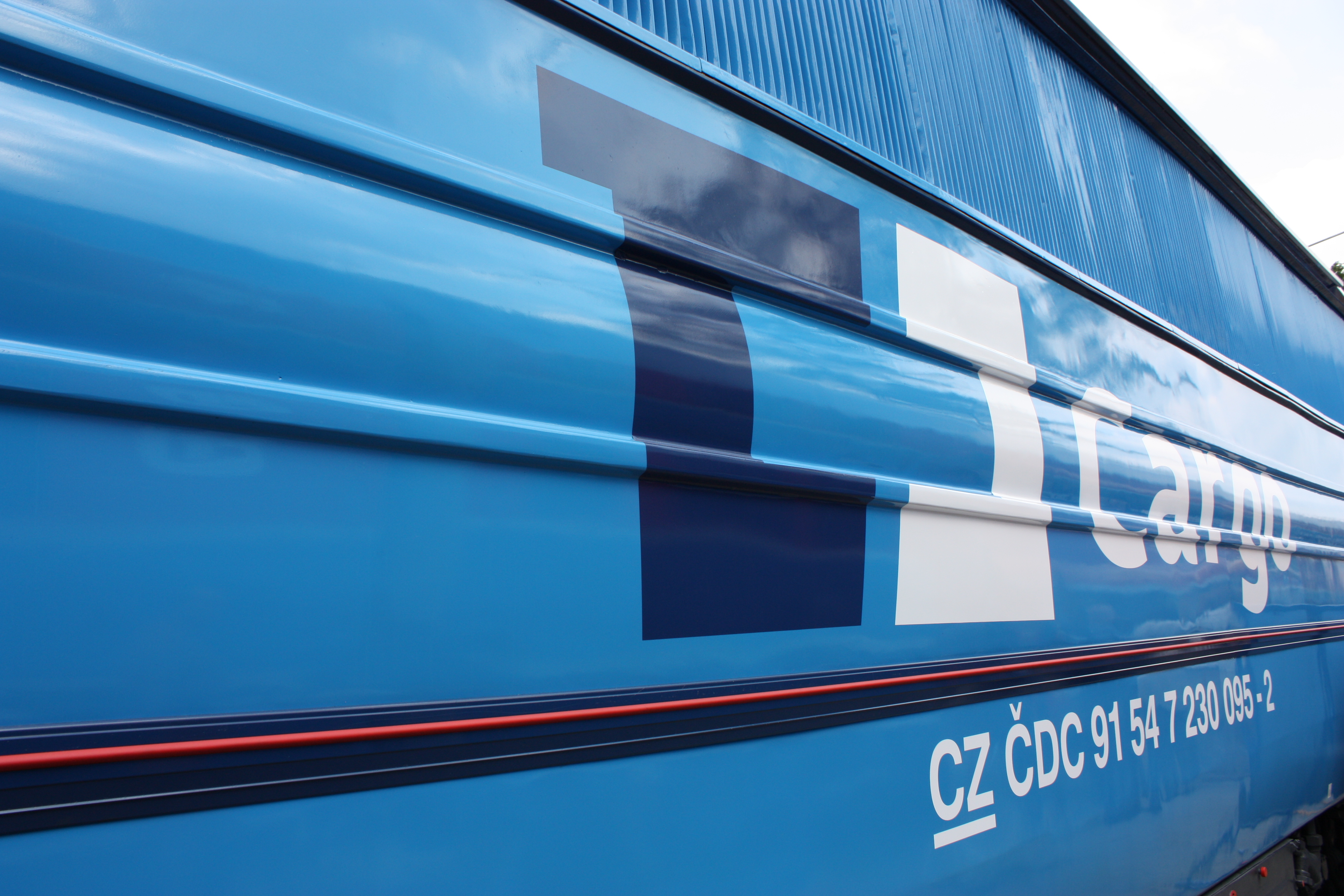 ČD Cargo logója egy 230-as sorozatú laminátkán<br>(fotó: ČD Cargo)