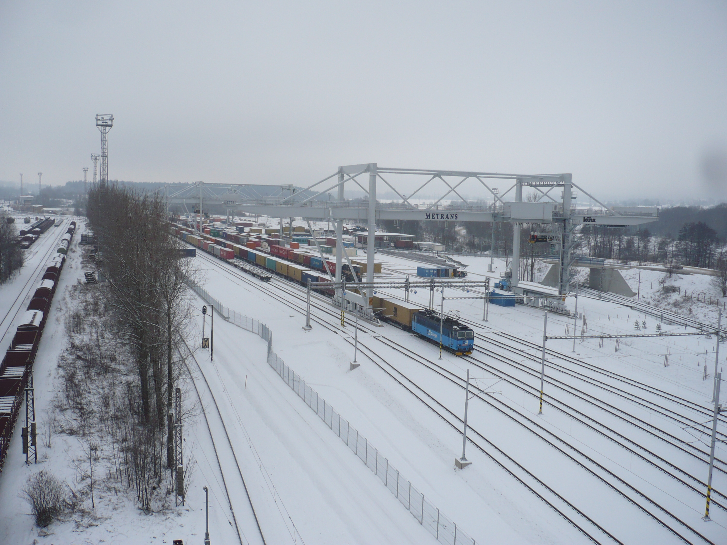 A átrakodóállomáson nemcsak a Metrans gépei és vonatai láthatók, hanem például a ČD Cargo legkorszerűbb villanymozdonyai, a 363.5 típusúak is bejárnak a létesítménybe<br>(fotó: Metrans)