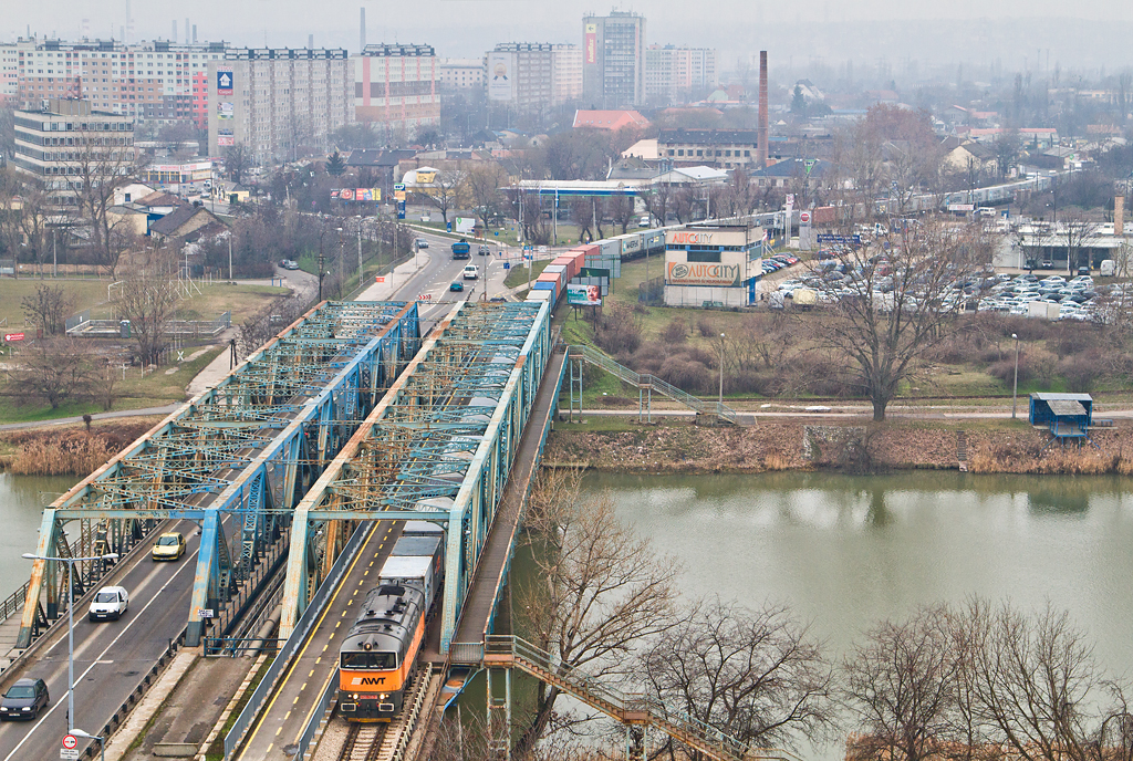 Az AWT konstancai vonata döcög át a Gubacsi hídon<br>(képek: Vörös Attila)
