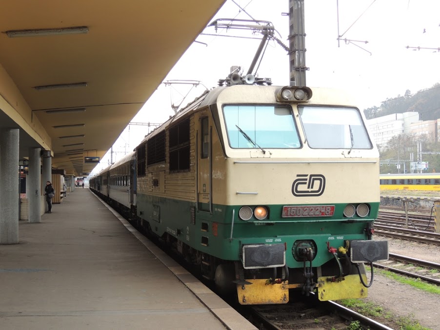 A Vsetín felé közlekedő gyorsvonat Praha-Smíchov állomáson várja a menetrend szerinti indulás időpontját