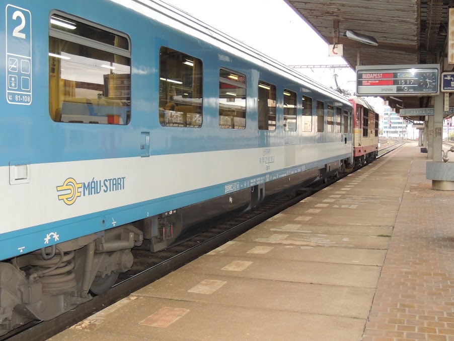 A Prágában Jan Jesenius néven futó 175-ös Hamburg–Budapest EC csak 5 percet késik Holešovice állomáson<br>(fotók: a szerző)
