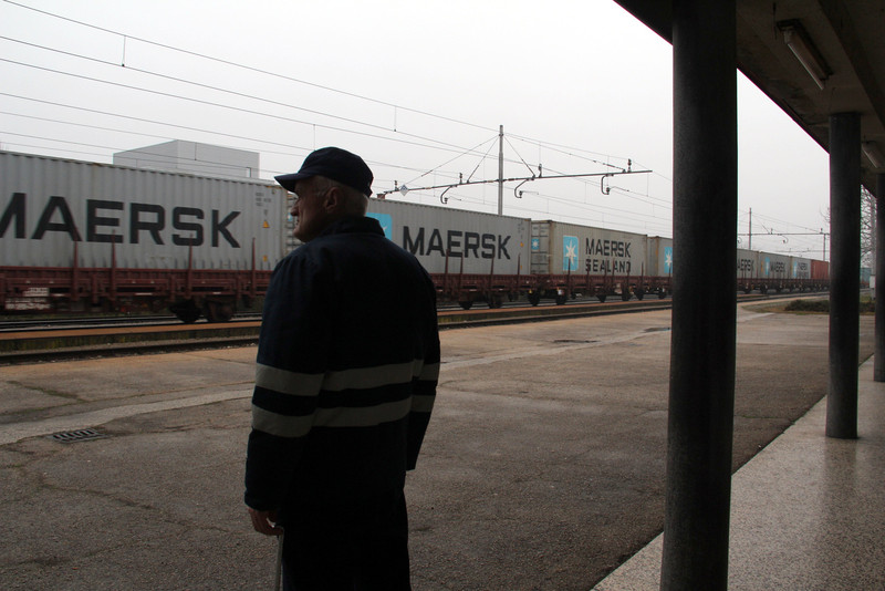 Fölösleges horvát vasutas figyel egy áthaladó konténervonatot a Zágráb–Károlyváros-vasútvonalon fekvő Jasztrebarszka (Jaska, Jastrebarsko) állomásán<br>(fotó: Tevan Imre)