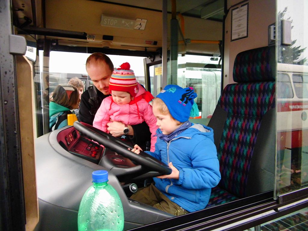 A gyerekek nagyon élvezték a buszvezetést