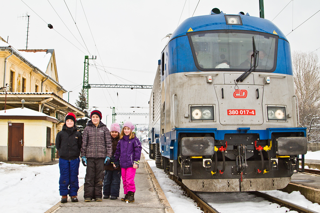 Nemcsak a vasútbarátok, a helyi utánpótlás is kirajzott a Škoda mozdony hírére<br>A képre kattintva galéria nyílik<br>(képek: a szerző)