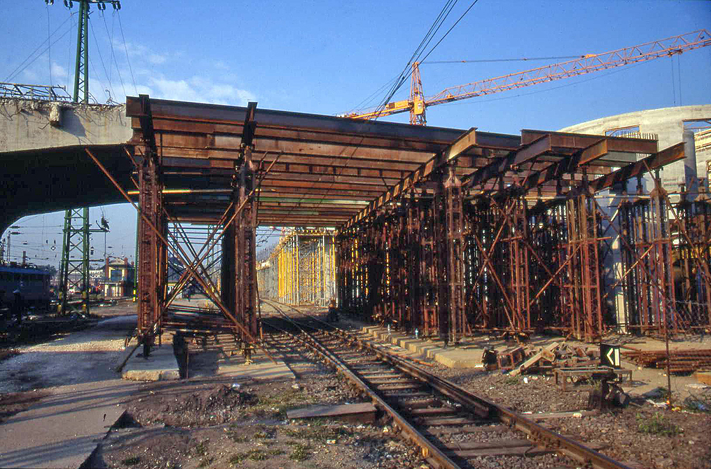 A Ferdinánd híd átépítése a vasbeton szerkezet eredeti arculatát megőrizve történt